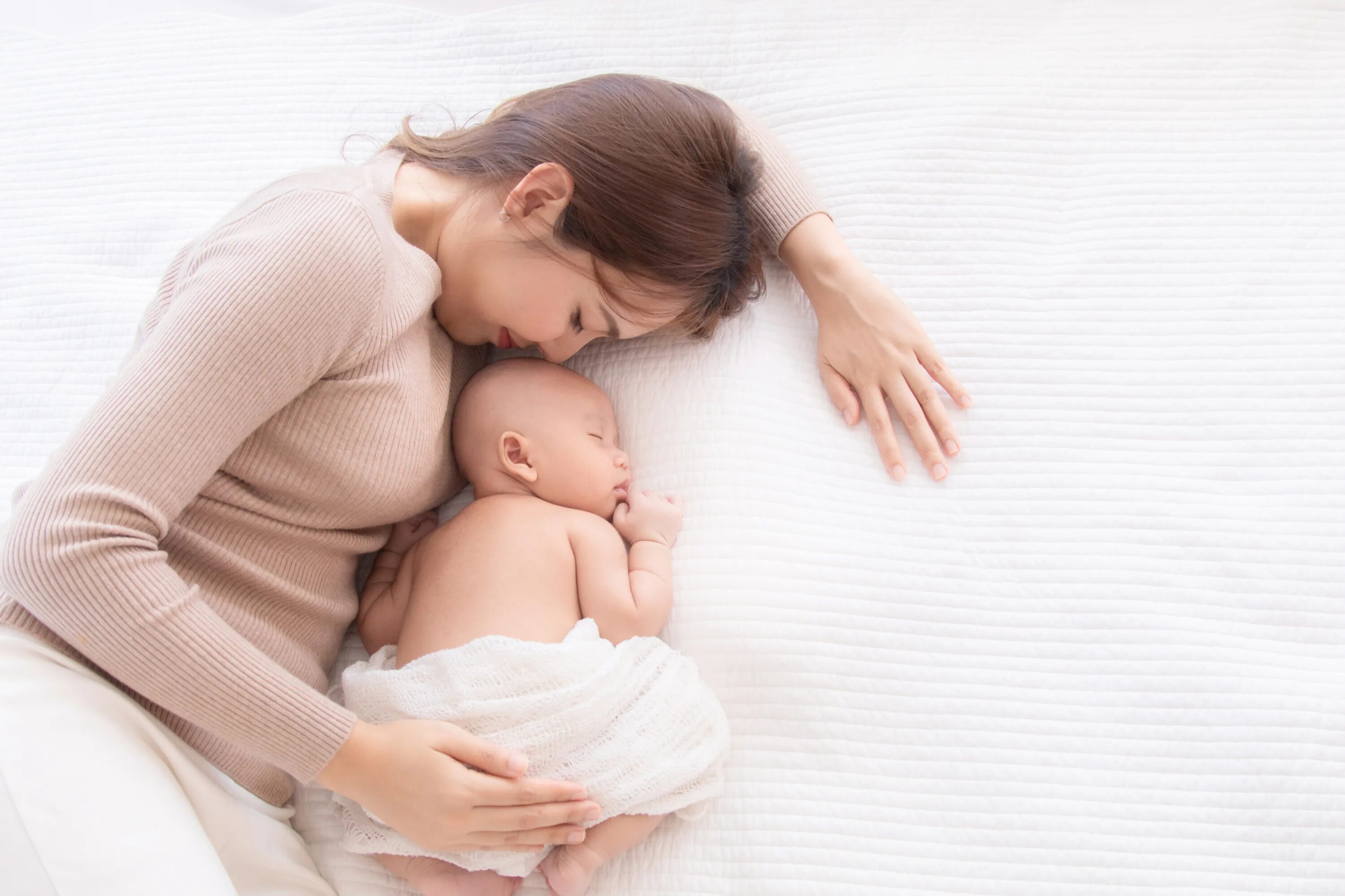 Видеть во сне ребенка грудного на руках. Мама с грудным ребенком азиатка. postnatal. картинка на баннер мама укладывает ребенка с большим размером.