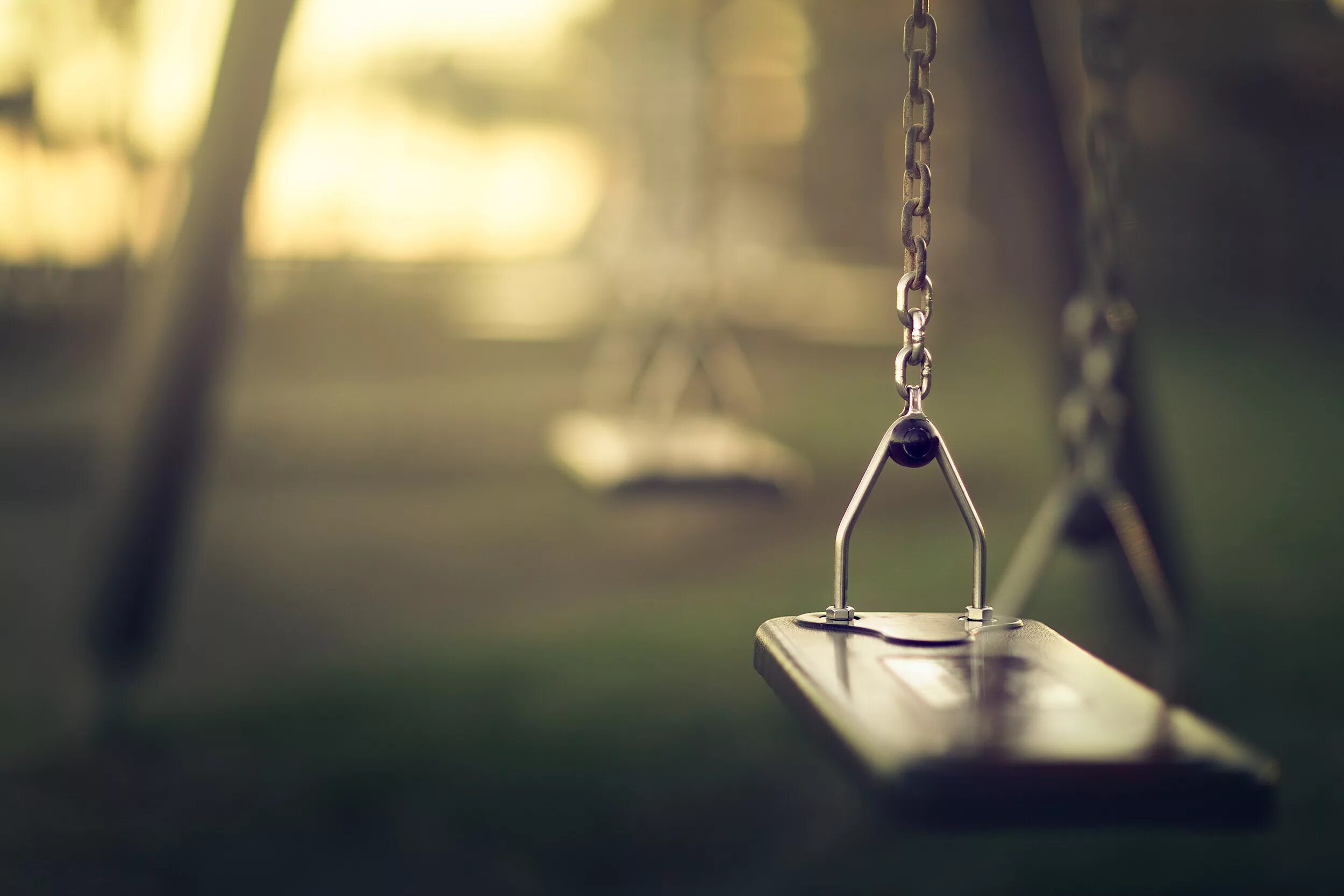 Качели в городе. Дети на качелях. Позитивное будущее. Советские детские качели. Качели на 2 человека.