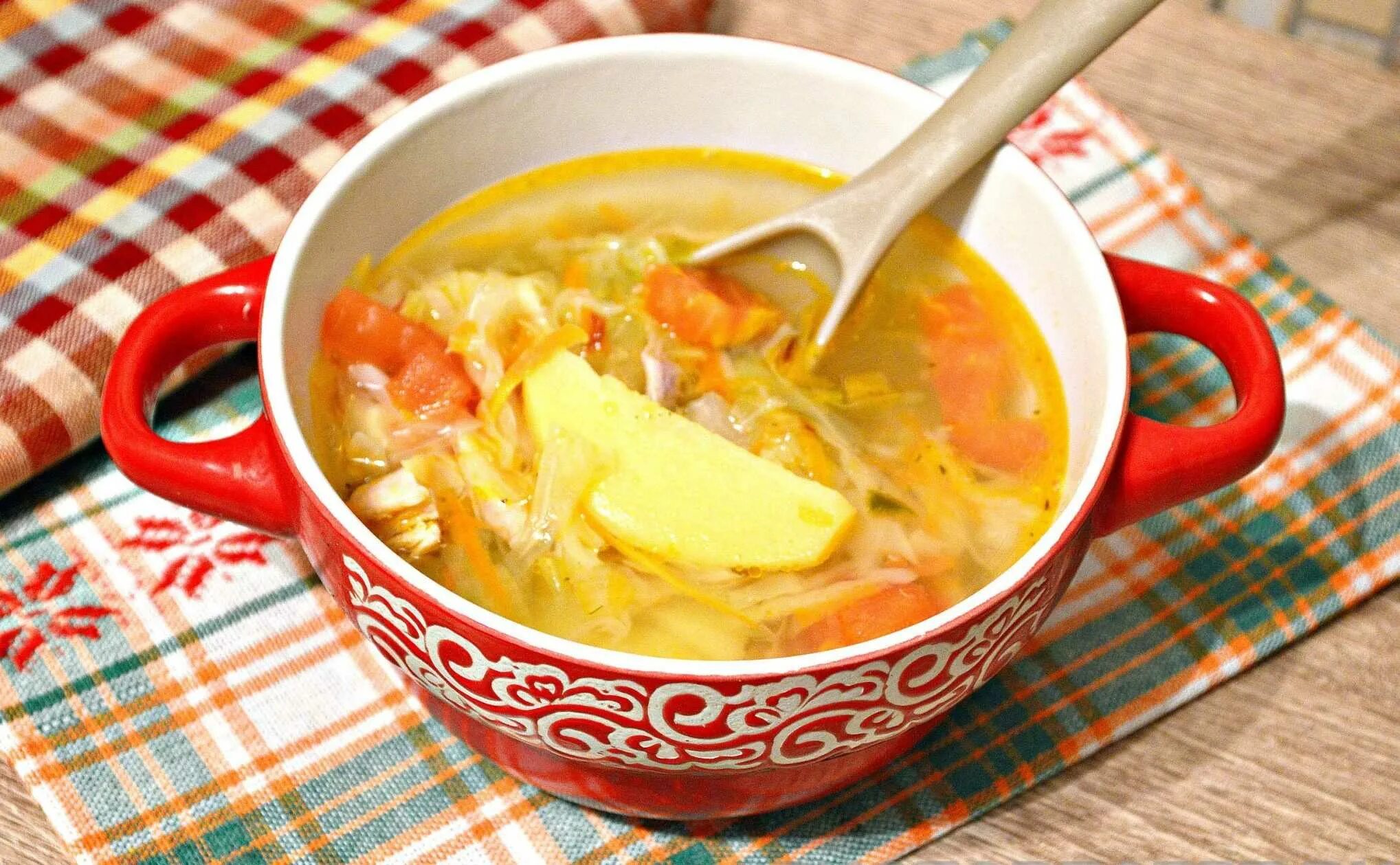 Суп щи с капустой из курицы. Щи. щи из свежей капусты. щи со свежей капустой. щи с курицей.