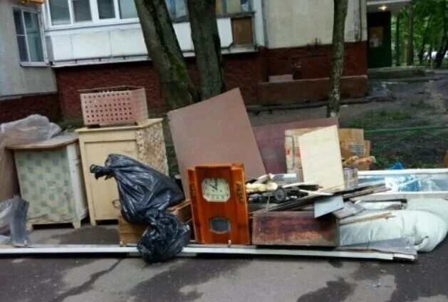 Мебель на помойке. Вывоз ненужных вещей. Сервис вывоз ненужных вещей. Сервис вывоза вещей. Вывезем вещи.