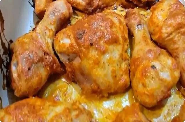 Куриные бедрышки запеченные с хрустящей корочкой. Бедрышки куриные на сковороде. Бедрышки жареные. Куриные бедра в духовке при какой температуре. Курица в майонезе в духовке.