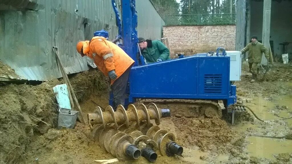 благоустройство после проведения земляных работ. стройка котлован. копка траншеи т9. карьер земляные работы. строительный котлован.