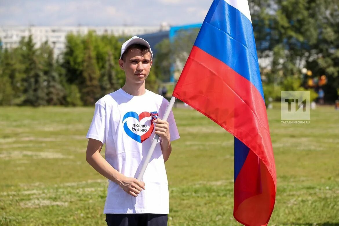 12 июня мужчина. Флаг России. Люди с российским флагом. Человек с флагом. Люди с флагами России.