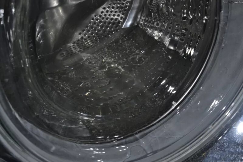 Почему в барабан набирается вода. Стиральная машина не сливает воду. стиральная машинка не сливает воду. вода в барабане стиральной машины.