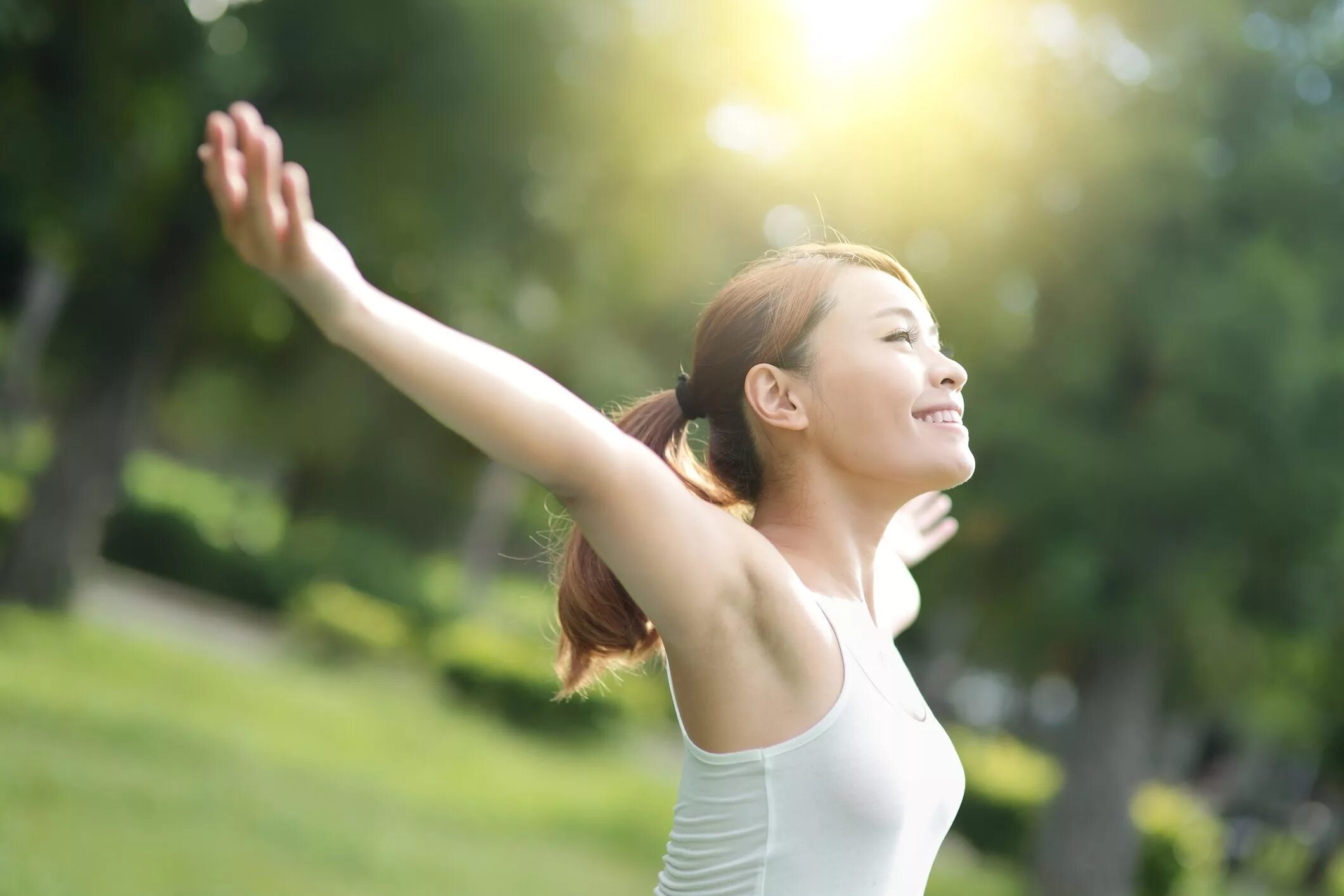 Девушка сидит с поднятыми руками. Girl arms up. Girl arms up. Tipless arms up. Girl arms up.