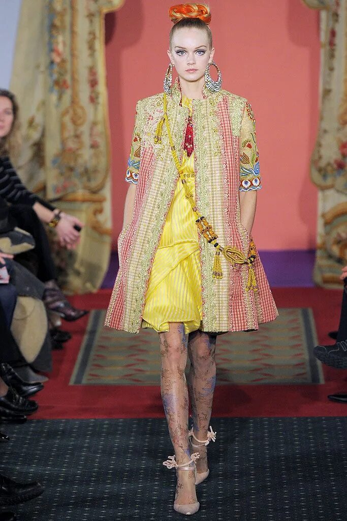 Кристиан лакруа кутюр. Кристиан лакруа. Кристиан лакруа стиль. Лакруа. Лакруа.