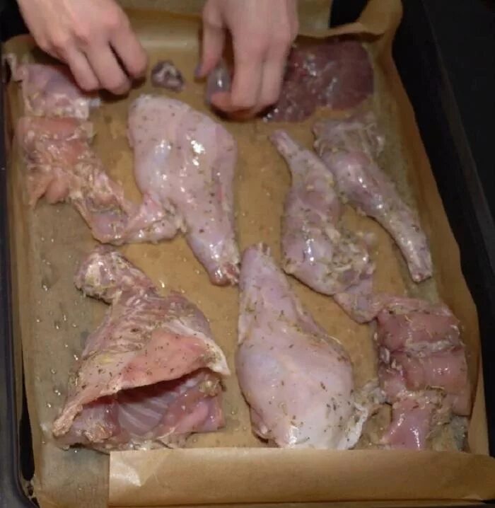 Сколько готовить кролика в духовке. Кроличья мяса в духовке. мяса кролика для запекания. кролик на противне. очень вкусный кролик в духовке.