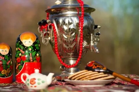 Стол на масленицу с самоваром