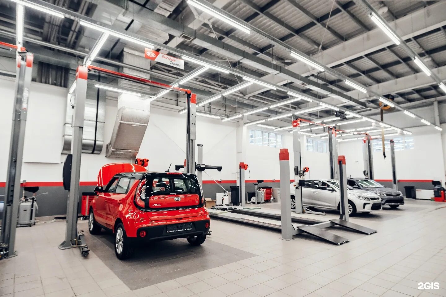 Машина на подъемнике. Ао моторавто киров. Каширское шоссе 67 стр 4 автосервис. Автосалоны автосервисы. Автомобильный сервис.