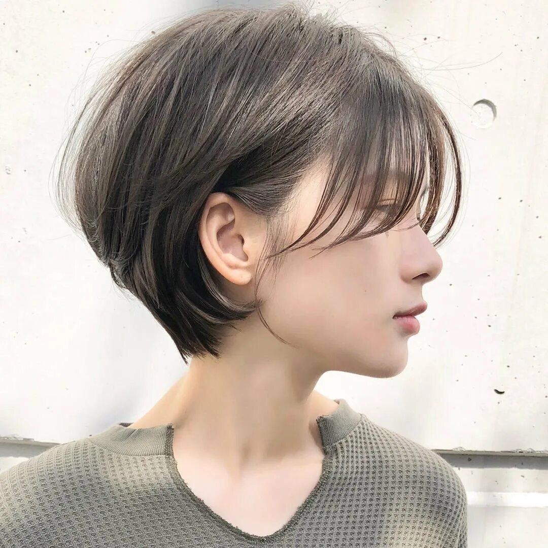 Возрастные корейские стрижки. Hwa min. Корейские стрижки для девушек с челкой. Корейские волны прическа. Корейское боб каре томбой.