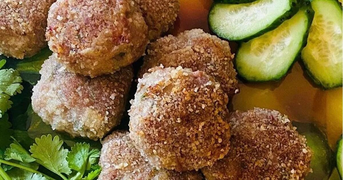 Куриные котлеты в панировке. Котлеты в сухарях. Котлеты в панировке. Котлеты в белых сухарях. Котлеты в панировочных сухарях.