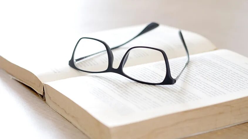 Are there glasses on the table. Книга и очки. glasses on table. море очки книга. картинка книга очки для фотошопа.