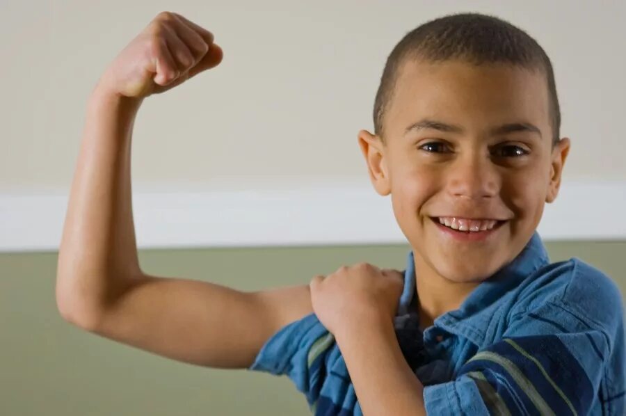 Showing boy. Ребенок показывает на себя. Мальчик поднимает мальчика фото. Дети показывают большой палец на улице. Мальчик показывает родной город.