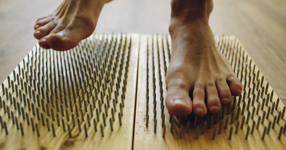 Йога на гвоздях садху. Гвоздестояние доска садху. Стояние на доске садху. Доски садху практика. Гвоздестояние практика доска садху.