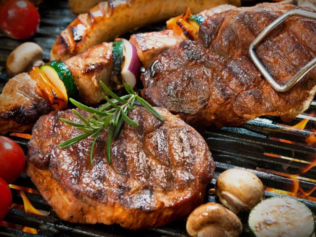 Шашлык из бедра индейки. Стейк из индейка меню ресторан. Мясо на углях. Куриный стейк. Шашлык.