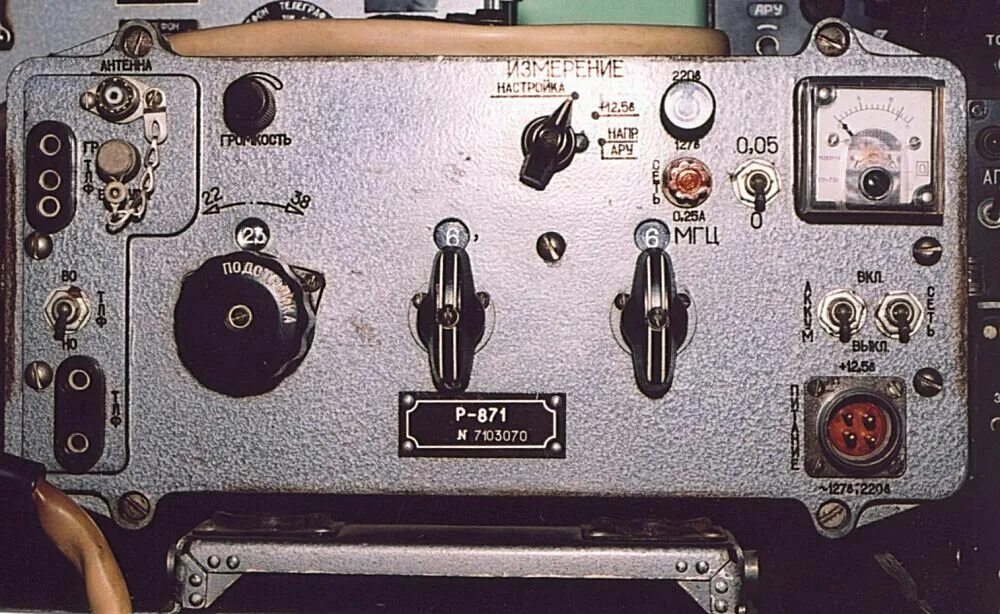 Приемник глубина. Ретро радиоприемник lmcnzz r818 wooden. Приемник глубина. Р-670 радиоприёмник. Приемник глубина.