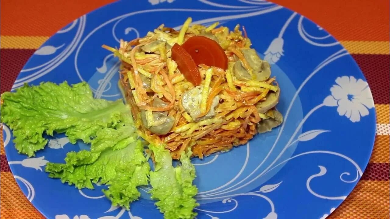 Корейская морковь с картошкой. Салат из корейской моркови и жареным картофелем. Салат с корейской морковью и жареной картошкой. Салат с жареной картошкой и курицей и корейской морковкой. Салат с корейской морковью и шампиньонами жареными.