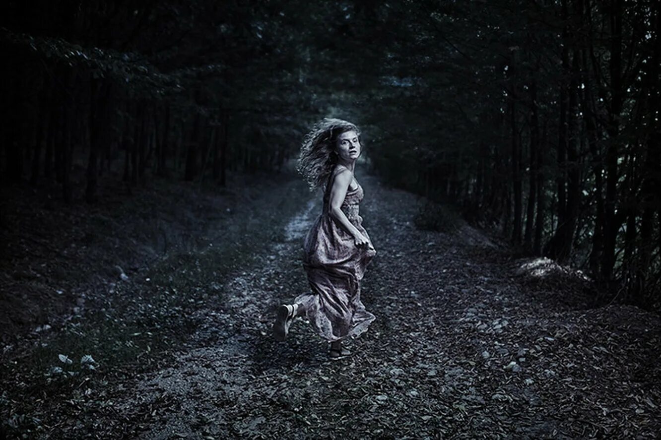 Девушка убегает в страхе. Девушка бежит по темному лесу. Испуганная девушка бежит. Испуганная женщина в лесу.