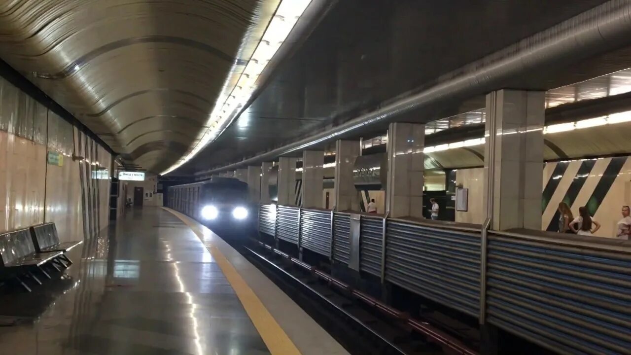 Переехало метро. Зеленая линия метро в Киеве. Футаж метро. Станция метро с цветной подсветкой. На ютубе метрополитена.