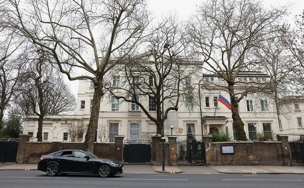 Русское посольство в англии. Usa embassy. Посольство туниса в москве. Italian embassy. Embassy london.