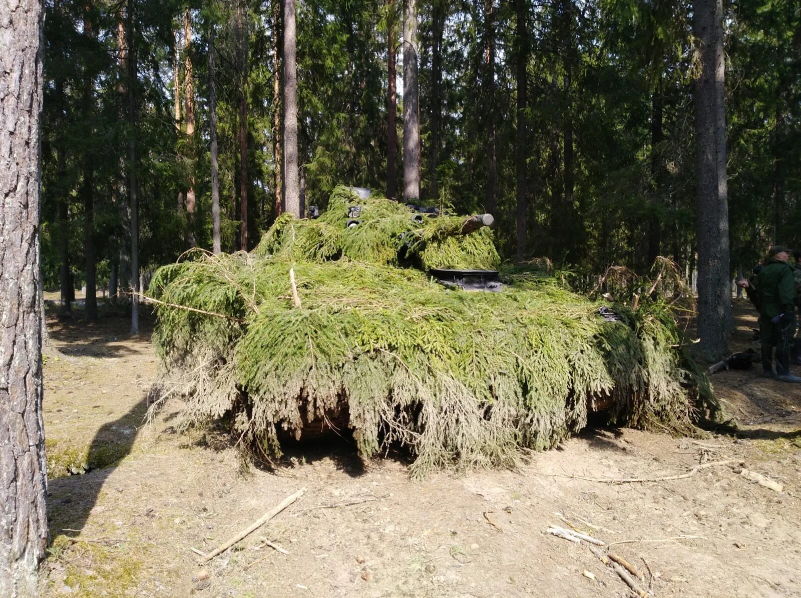 Тактическая маскировка ввт. Маскировка техники на местности. Мкт-с маскировочный комплект. Замаскированный объект. Замаскированный объект.