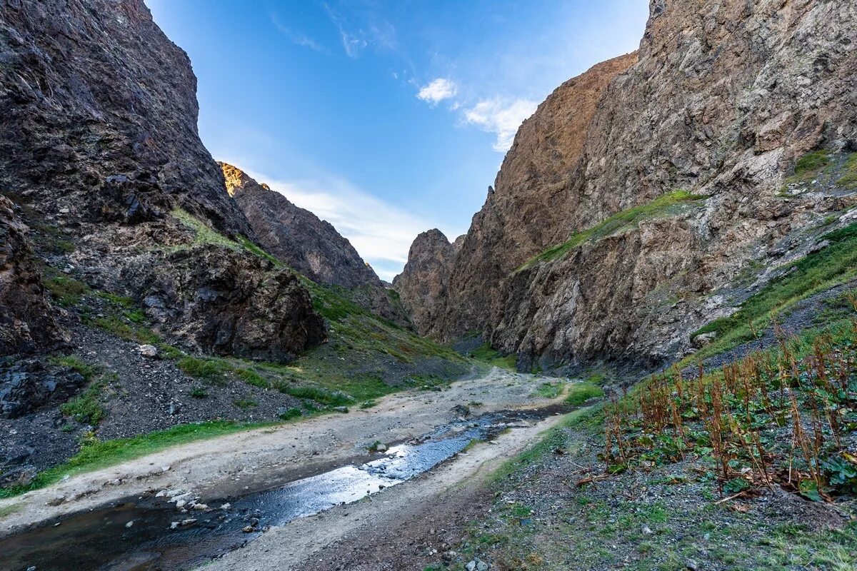 Бурита и долина. Трапецеидальная долина реки. "дьявольская гора" западная сахара. Долина ихлара турция. Долина челушман.