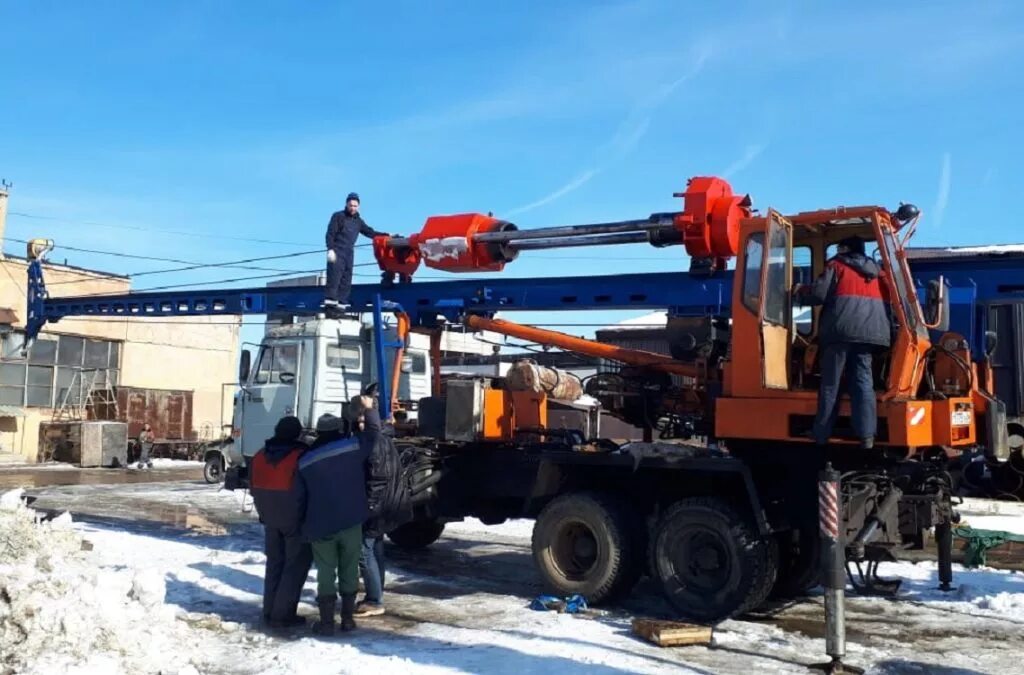 Буровая на базе камаз. УГМК-12 сваебойная машина. Сваебойная машина КАМАЗ УГМК 12. Сваебой на базе КАМАЗА (УГМК 12). БКМ 516 на базе КАМАЗ.