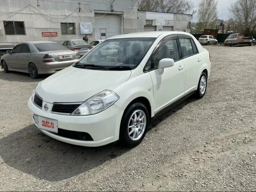 Nissan tiida 2005. ниссан тиида седан 2005. ниссан тиида латио 2005. тиида 2005 года. ниссан тиида золотая 2005.