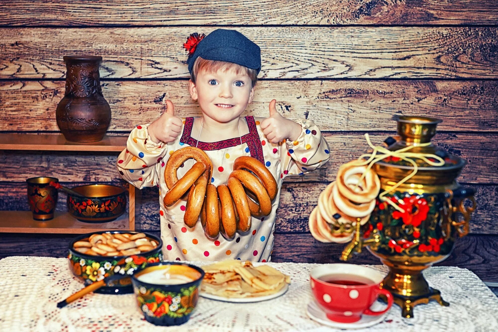 Стол с самоваром и блинами. Стол с самоваром и баранками. Самовар на столе. Масленица блины самовар.