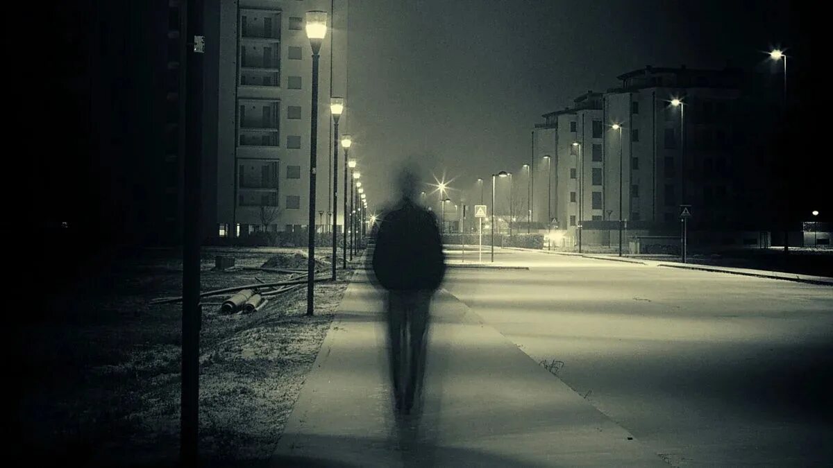 1 ночь людей. Одиночество в городе. Одинокий человек в городе. Одиночество в ночи. Ночной город одиночество.