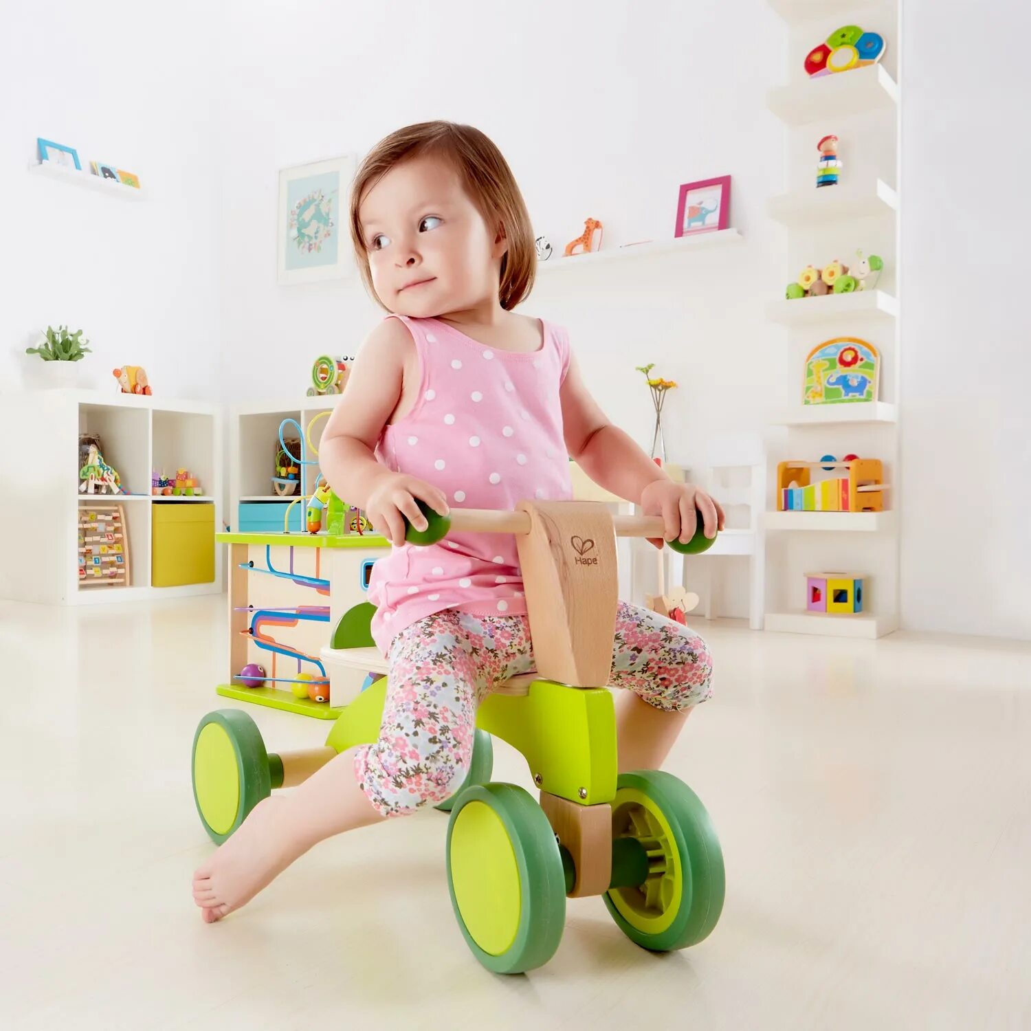Hape беговел. Беговел Hape четырехколесный. Hape 4-х колесный скутер каталка. Каталка для малышей Hape. Деревянные каталки для детей от 1 года.