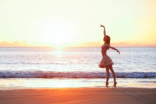 Dancing sea. Девушка танцует у моря. Балерина фотосессия. Море солнце человек. Танцы на берегу моря.