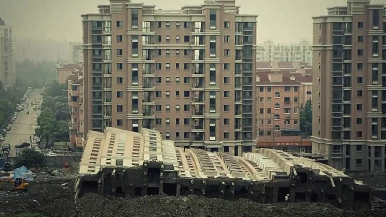 Упал многоэтажный дом в китае. Странный дом. Москва упал дом. Москва упал дом. Щукинская дом алые паруса.