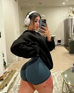 The PAWG with the Dragon Tattoo 🍑 
