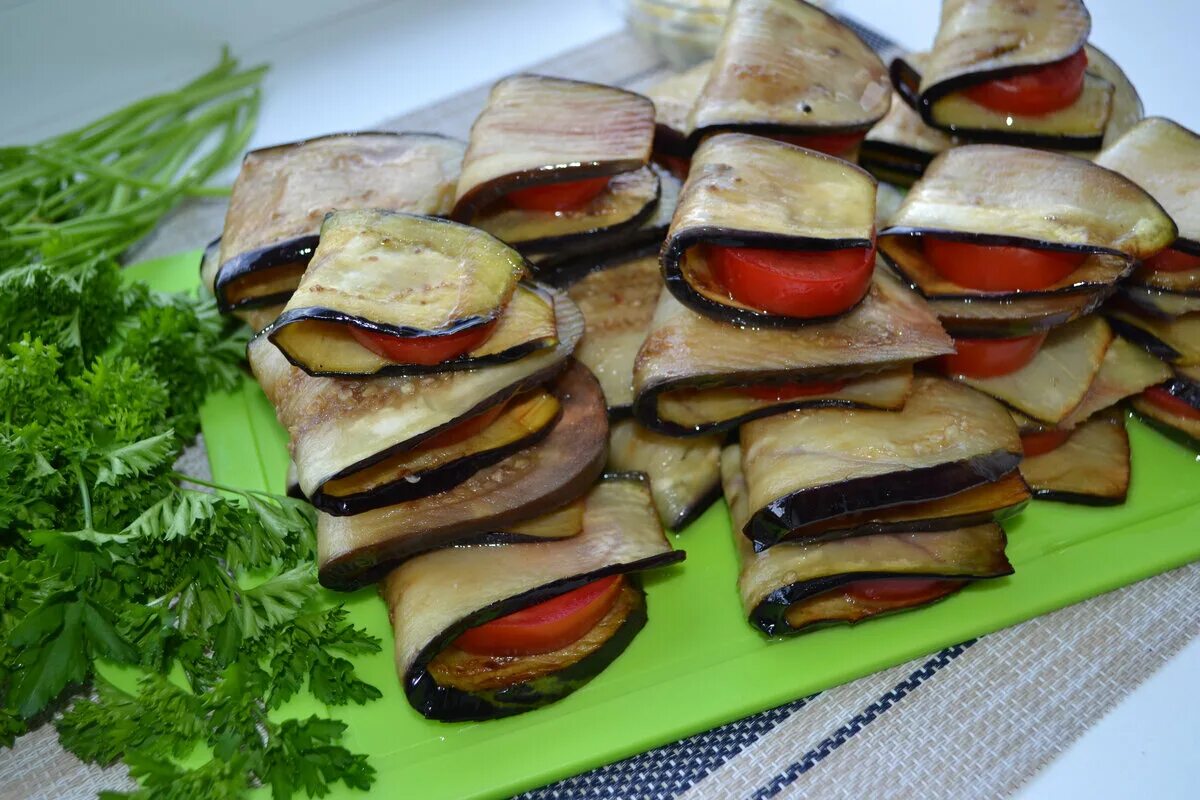 Баклажаны рецепты быстро и вкусно. Тануки жареные баклажаны. баклажаны брусочками. блюда с жареным баклажаном. закуска из баклажанов с чесноком.