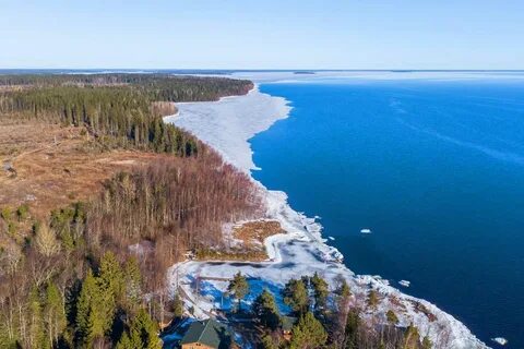 В каком городе расположен ладожское озеро