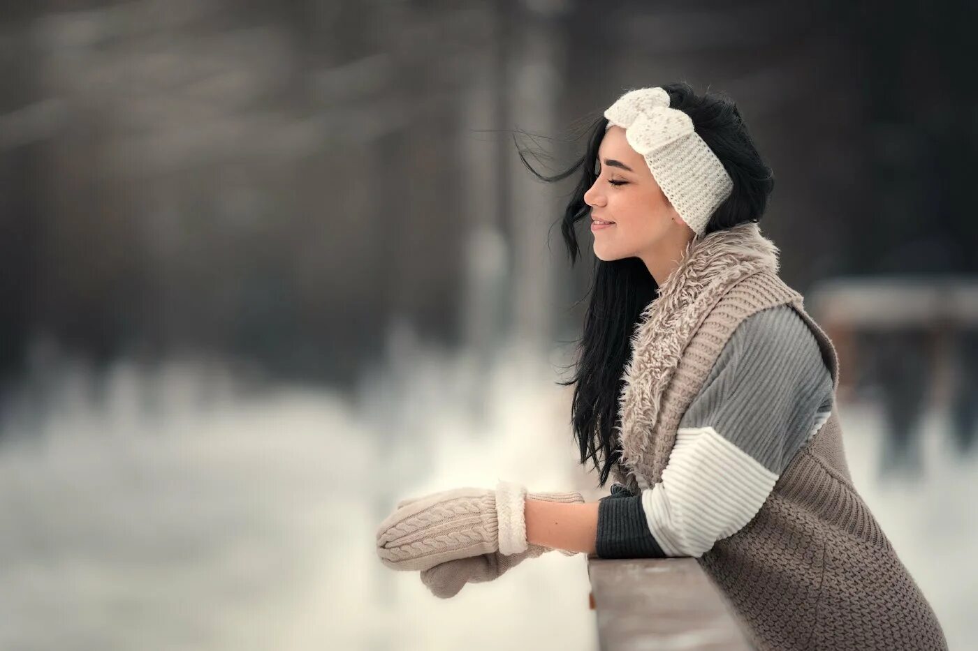 как фотографировать зимой на улице. девушка зима. зимняя фотосессия на улице девушка. зимняя прогулочная фотосессия. идеи для фотосессии на улице зимой.