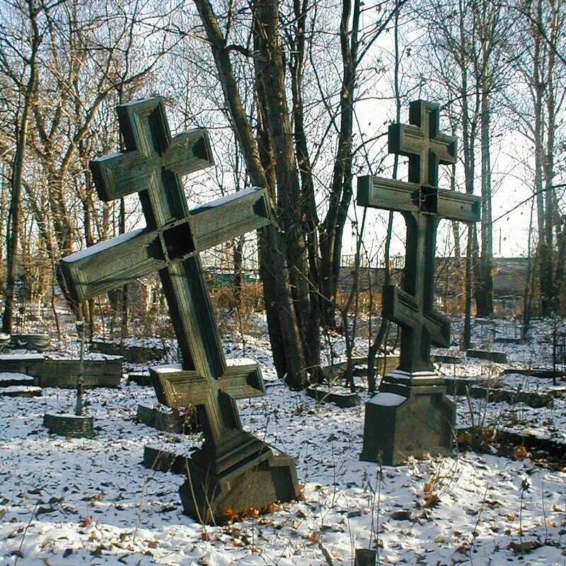 Старый крест на могилу. Крест на кладбище. намогильный крест старое кладбище. старинные надгробные кресты. старый крест на кладбище.