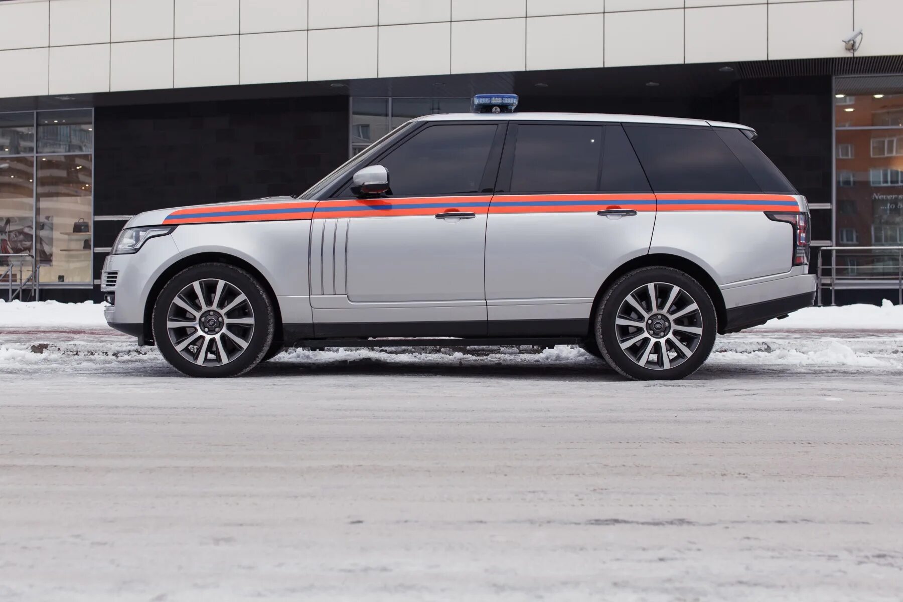 Range спб. Рендж ровер в пленке. Range rover sport svr белый. Range спб. Land rover range rover ultimate edition.