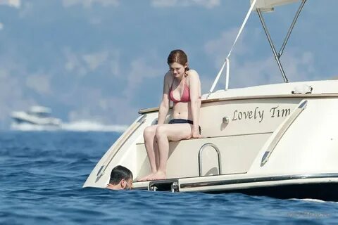 Фотографии голой актрисы Bonnie Wright (Бонни Райт) .