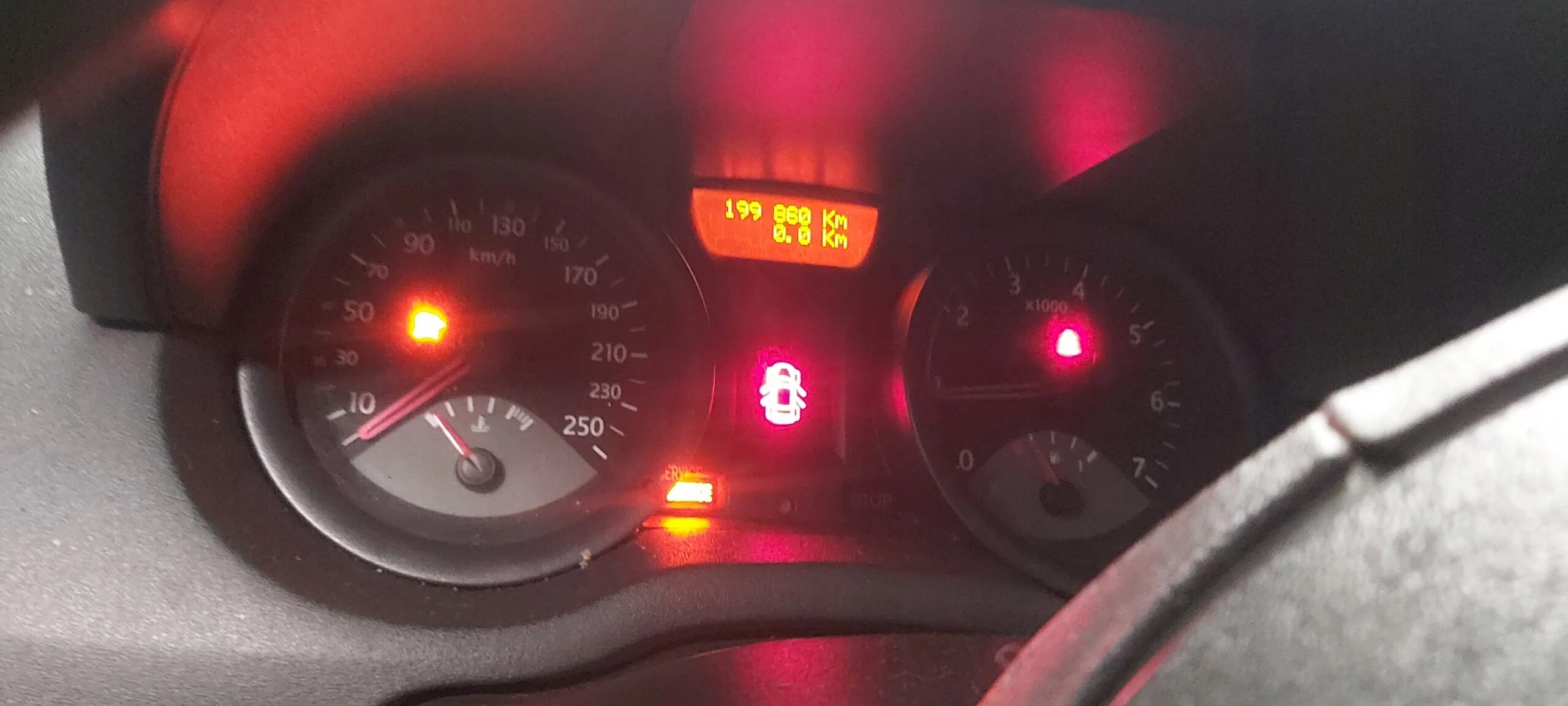 Рено логан 2 лампа топлива. Значки на панели приборов renault megane 2. Приборная панель рено логан 2014. Лампочка чек рено сандеро 2. Лампы на панели приборов рено логан 2.