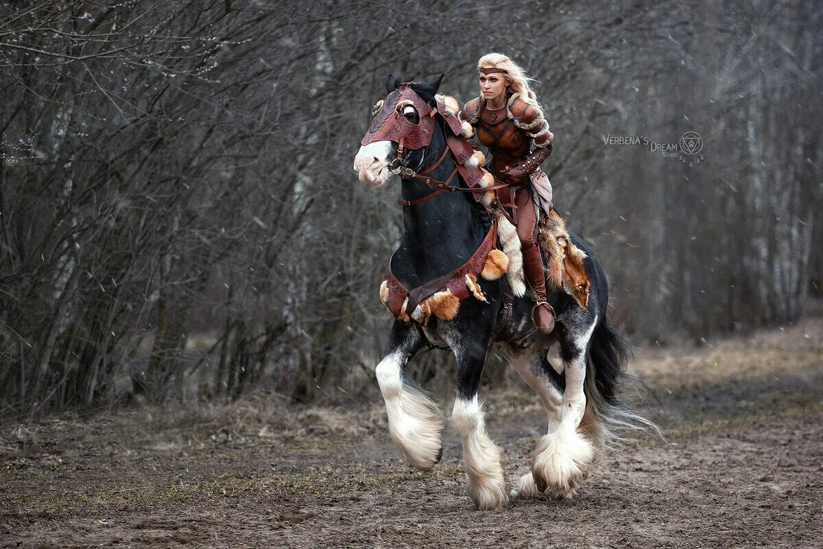 Обряд женщина в коне. Косплей лошади.