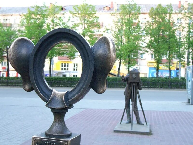 Райский сад пермь памятник собаке. Памятники города перми. Памятники города перми. Памятник т34 пермь. Достопримечательности перми пермяк соленые уши.