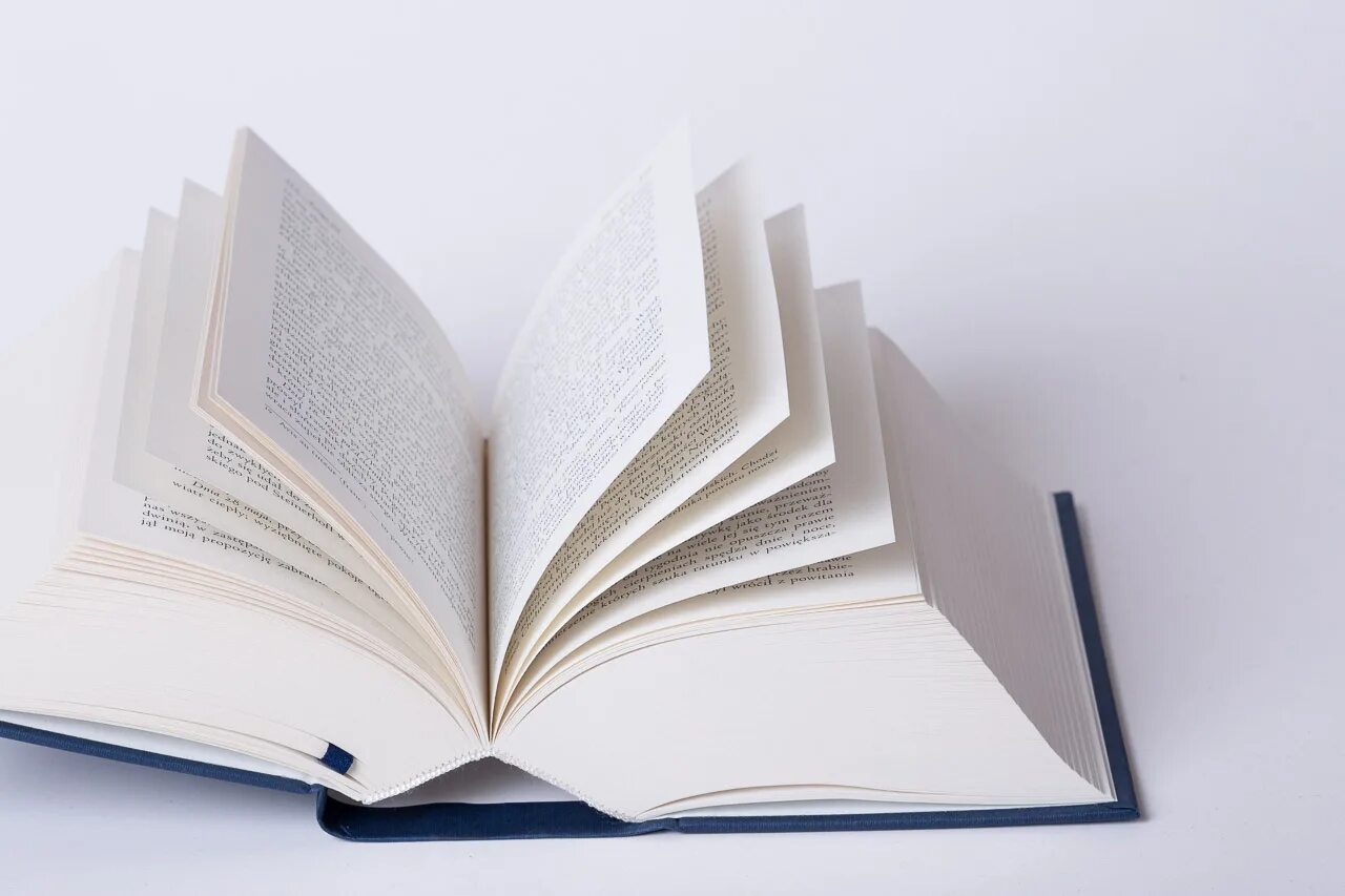 Книга с белой обложкой. Книга на белом фоне. Толстая книга на белом фоне. Белая книга. Тонкие книги.