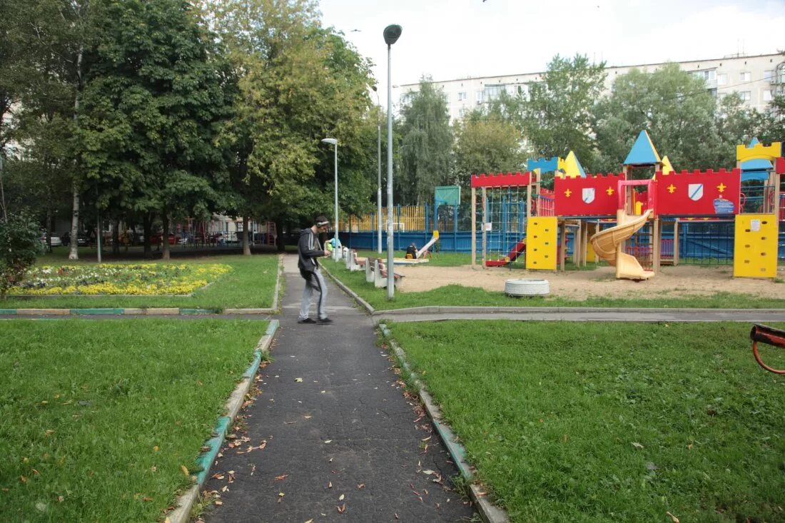 Пеший двор. Дворик дмитровское шоссе. сад 2703 дмитровское шоссе. двор на дмитровском шоссе. островок дмитровское шоссе.