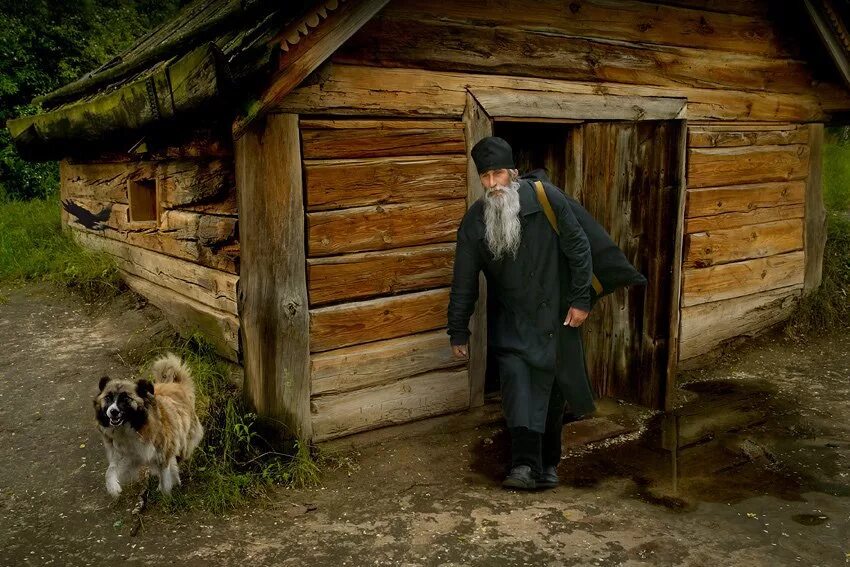 Отшельник проголосовал. Православные монахи отшельники. Старик отшельник. Деревня отшельников. Отшельники живущие в лесах России.