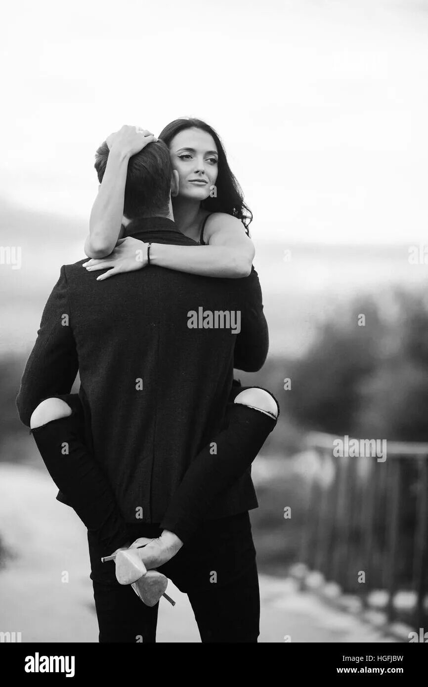 Парень поднимает девушку. Рука держит. Необычная фотосессия для двоих. Руки женщины. Человек несет другого на руках.