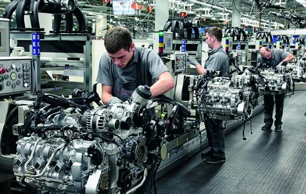 Много лет работает на заводе. Слесарь ремонтник. Много лет работает на заводе. Рабочий на заводе. Рабочий на заводе.