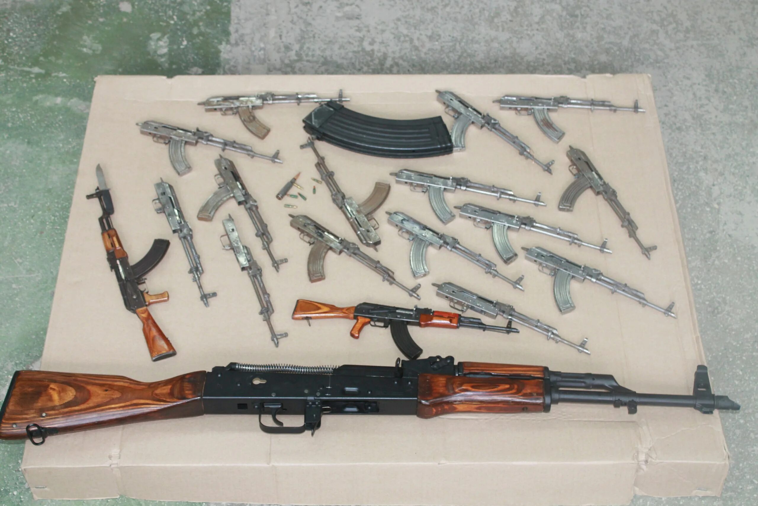 игрушечный автомат калашникова ак-47. железный ак 47. ак 47 пневматика. пневматический ак 47. ак 303 автомат.