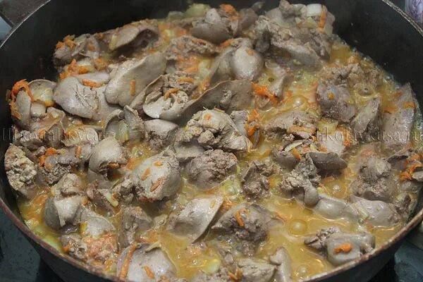Печень в сметане с морковкой. Куриная печень в сметане на сковороде. печень куриная в сметане с луком и морковью. куриная печень с луком и морковью. печёнка в сметане с луком и морковью.